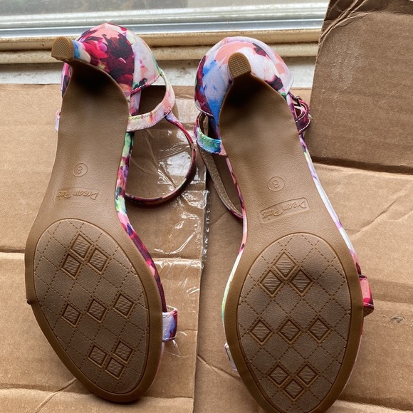 Small heel sandals more like a pump cutsy - Picture 10 of 12